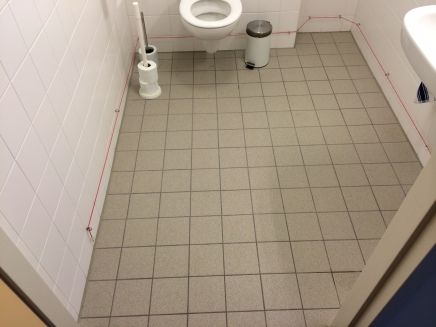 schoonmaken toiletvloer